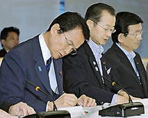 Economics Minister Along with Prime Minister Aso