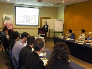 Hiromi Hakuta, assistant director of CLAIR Sydney, addresses alumni at the JETAA Oceania National Conference, Brisbane, Nov. 2013. (Courtesy of Hiromi Hakuta)