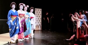 Photo op at the show’s conclusion, from left to right: geiko Ryoka, maiko Tomitsuyu, maiko Tomitae, geiko Hinagiku. (Eden Law)